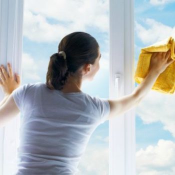 6 γρήγορα και αποτελεσματικά tips για αστραφτερά παράθυρα