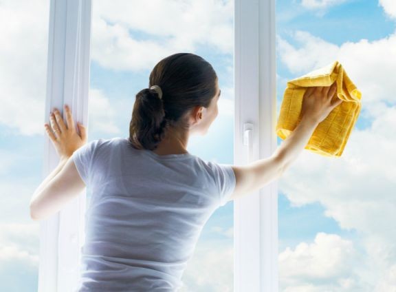 6 γρήγορα και αποτελεσματικά tips για αστραφτερά παράθυρα