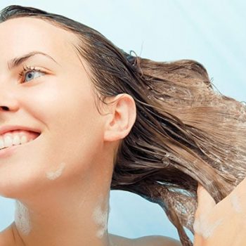Tips για σωστό λούσιμο μαλλιών που χαρίζει λάμψη και διάρκεια