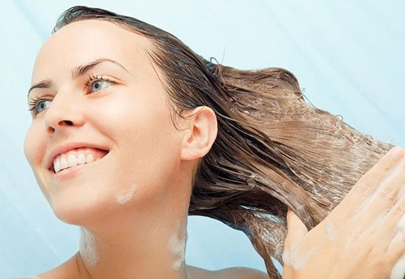 Tips για σωστό λούσιμο μαλλιών που χαρίζει λάμψη και διάρκεια