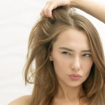 Dry shampoo : 3 tips για να το χρησιμοποιήσετε σωστά στα μαλλιά σας