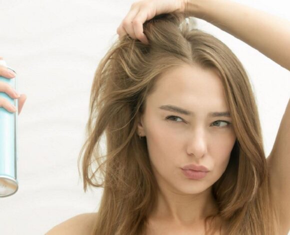 Dry shampoo : 3 tips για να το χρησιμοποιήσετε σωστά στα μαλλιά σας