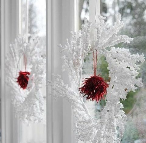 Ιδέες για να στολίσετε γιορτινά τα παράθυρα σας