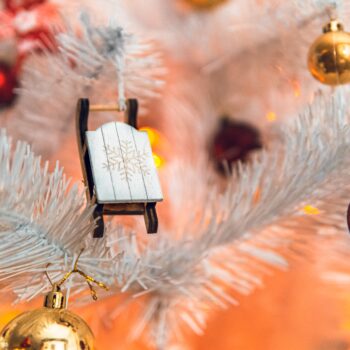 Λευκά Χριστουγεννιάτικα δέντρα: υπέροχες προτάσεις για να υιοθετήσεις τη νέα τάση φέτος τα Χριστούγεννα
