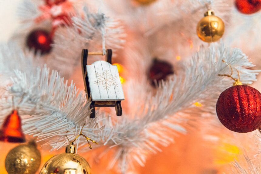 Λευκά Χριστουγεννιάτικα δέντρα: υπέροχες προτάσεις για να υιοθετήσεις τη νέα τάση φέτος τα Χριστούγεννα
