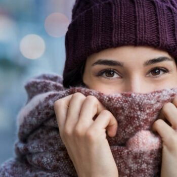 Πώς να διατηρήσεις την επιδερμίδα σου υγιή και λαμπερή τις κρύες μέρες του χειμώνα