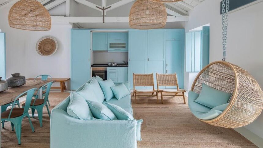 Εξοχική κατοικία με διακόσμηση το γαλάζιο της θάλασσας