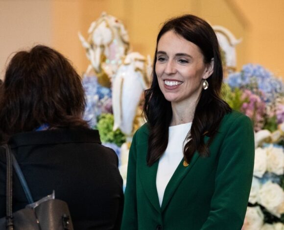 Η πρωθυπουργός της Νέας Ζηλανδίας, Jacinda Ardern έκανε την κίνηση που όλοι οι πολιτικοί δειλιάζουν να κάνουν