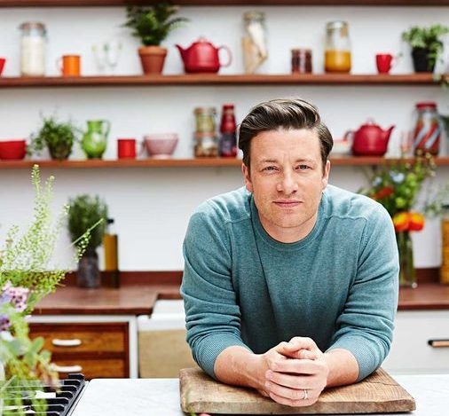 Ο Jamie Oliver μαγειρεύει στην Κεφαλονιά λεμονάτο – τζατζίκι κοτόπουλο